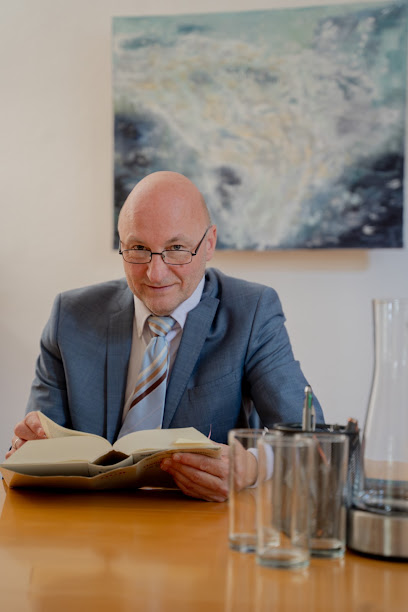 Rechtsanwalt und Dipl. Oec. Bernd Paschek, Fachanwalt für Bankrecht und Kapitalmarktrecht und Fachanwalt für Arbeitsrecht